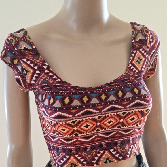 Patterned Crop Top - Picture 3 of 5